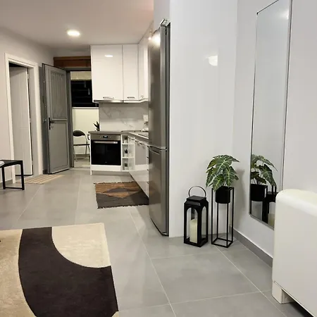 Eleni's Deluxe Apartment *