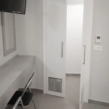 Eleni's Deluxe Apartment