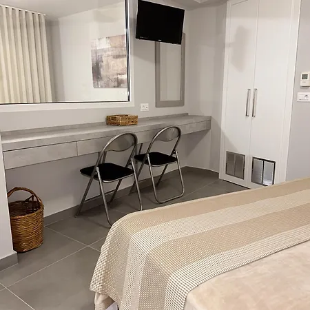 Eleni's Deluxe Apartment